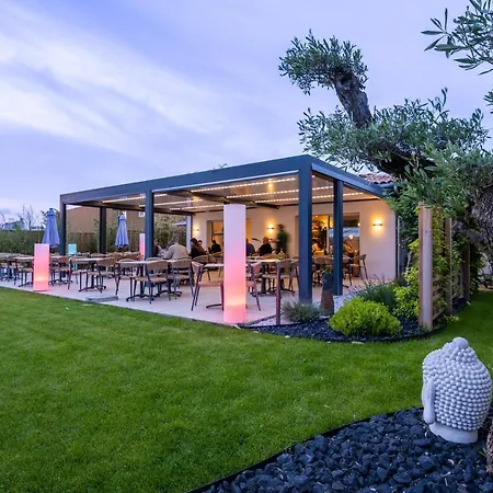Logis Restaurant Le Clos Fleuri 카스텔나우다리